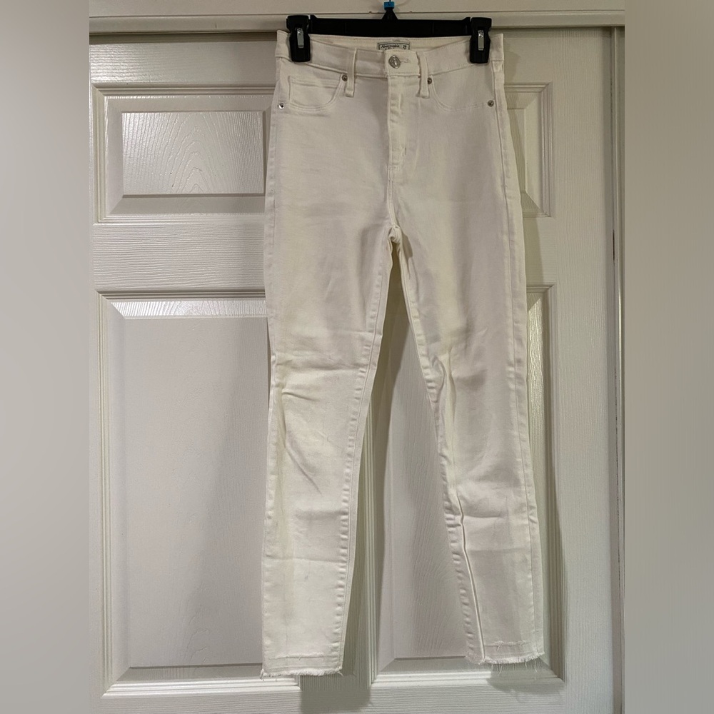 Abercrombie & Fitch White Simone High Rise Ankle Jean Size 25‎